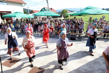 Kulturna prireditev Na lepi Menišiji 40 Foto Ljubo Vukelič